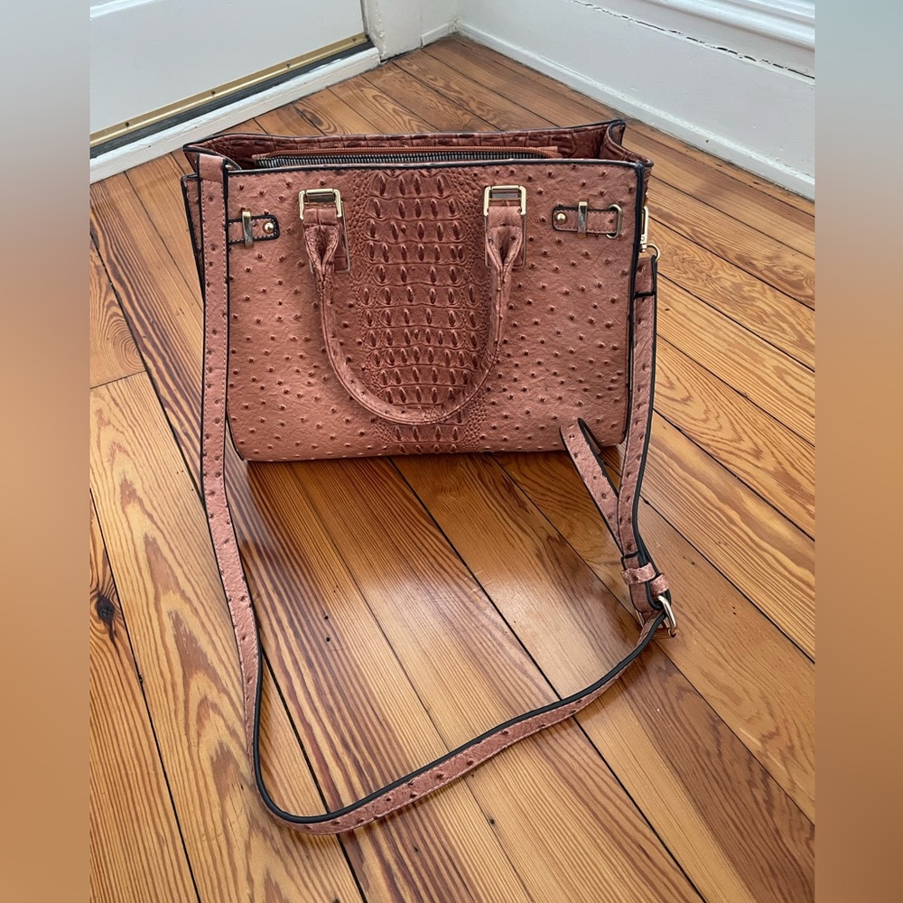 EUC Faux light brown embossed leather purse with three matching pouches. - Picture 2 of 5